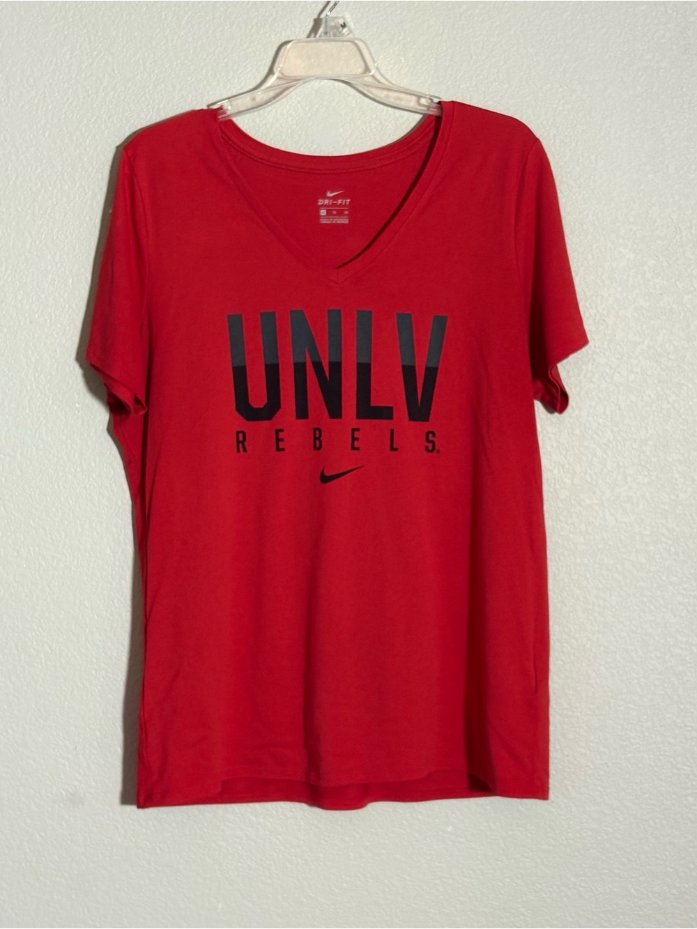 Woman’s Nike Red UNLV Rebels V-Neck Tee with Black Lettering Sz XL